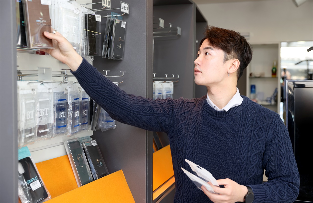 포항의 전통시장인 죽도시장에서 '손자 같은 상인'으로 불리는 고은성씨.