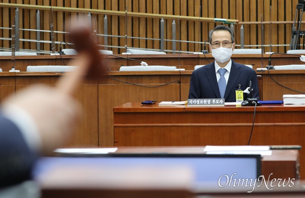  윤석열 정부 초대 국가정보원장으로 지명된 김규현 후보자에 대한 인사청문회가 25일 서울 여의도 국회에서 열렸다. 김 후보자가 청문회 시작을 알리는 김경협 국회 정보위원장을 바라보고 있다.