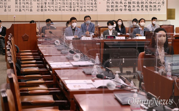 지난 5월 25일 국회 법제사법위원회 법안심사제1소위원회의 차별금지법(평등에 관한 법률) 제정 관련 공청회가 국회 법사위 회의실에서 국민의힘 의원들이 불참한 가운데 열리고 있다.