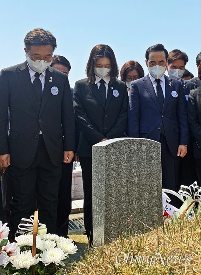 윤호중·박지현 공동비대위원장과 박홍근 원내대표 등 더불어민주당 지도부가 지난 18일 광주 북구 국립5.18민주묘지의 윤상원 열사 묘를 참배하고 있다. 