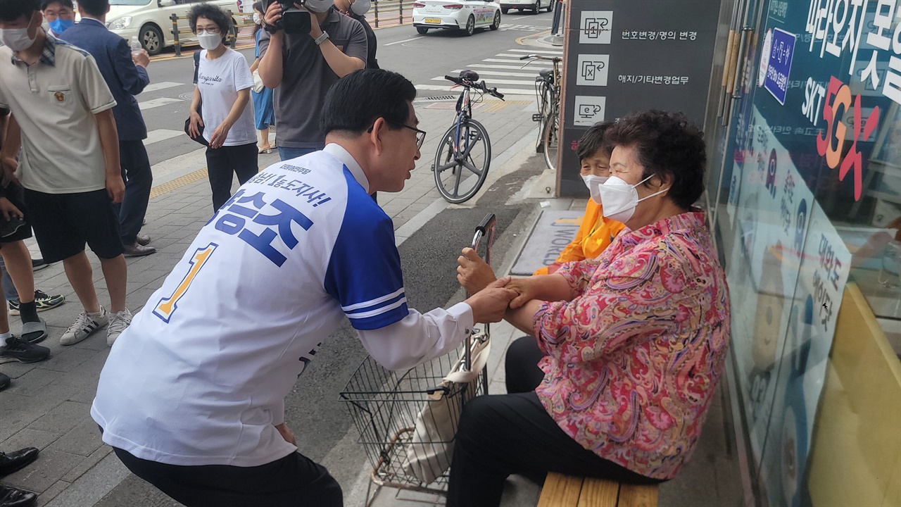 양 후보는 이날 집중 유세에 이어 홍성 오일장과 거리에서 시민들을 만나 지지를 호소했다. 