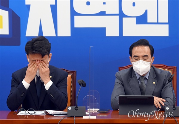 더불어민주당 박홍근 원내대표(오른쪽)와 진성준 원내수석부대표가 25일 국회에서 열린 정책조정회의에 참석해 자리에 앉아 있다. 