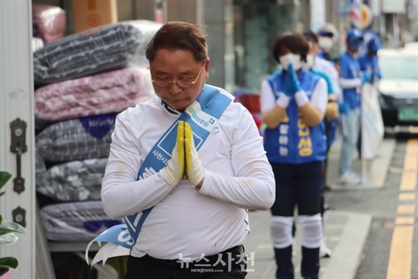 6.1지방선거가 일주일 앞으로 다가온 가운데, 더불어민주당 황인성 후보가 삼보일배를 하며 시민들의 관심과 지지를 당부하고 나섰다. 