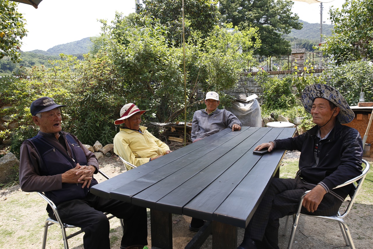 용암마을에서 만난 주민들. 사진 왼쪽부터 박인옥, 배기인, 한부열, 지재용 어르신이다.