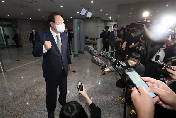  윤석열 대통령이 27일 오전 용산 대통령실 청사로 출근하며 취재진 질문에 답하고 있다. 2022.5.27 