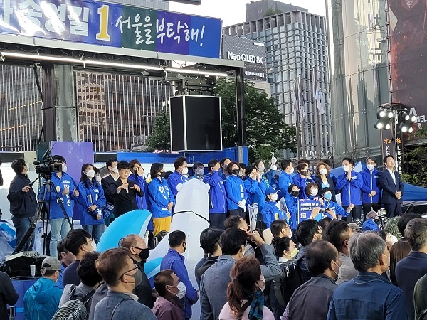 더불어민주당 의원 총촐동 26일 저녁 서울 청계광장 송영길 서울시장 후보 유세장에 더불어민주당 의원들이 총출동했다.