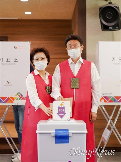 이철우 경북도지사 후보가 27일 오전 경북 안동시 강남동행정복지센터에서 부인과 함께 사전투표를 했다.