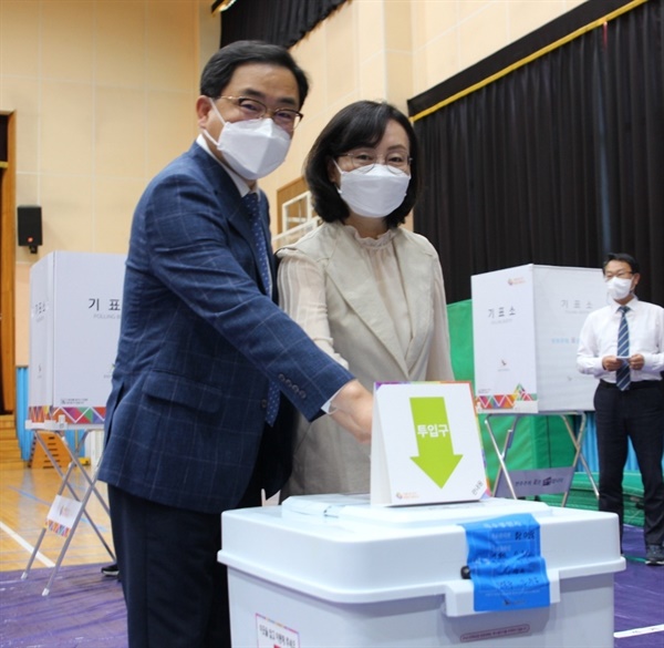 더불어민주당 허성무 창원시장선거 후보의 사전투표.
