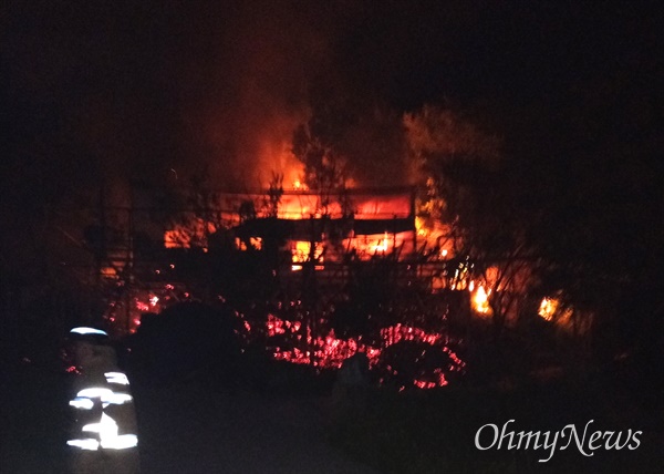 창원 마산회원구 내서읍 안성저수지 부근 농막 화재.