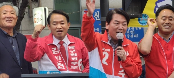 "안철수, 김찬진 인천시 동구청장 후보 지원 유세"  안철수 전 위원장이 사전투표일인 28일 오후, 인천시 동구를 찾아 김찬진 동구청장 후보 지원 유세를 했다. 사진은 안철수 전 위원장이 지지 연설을 하는 모습. 사진 오른쪽부터 심재돈 국민의힘 인천시 동구·미추홀구갑 당협위원장, 안철수 전 대통령직 인수위원장, 김찬진 동구청장 후보, 박상은 전 국회의원.