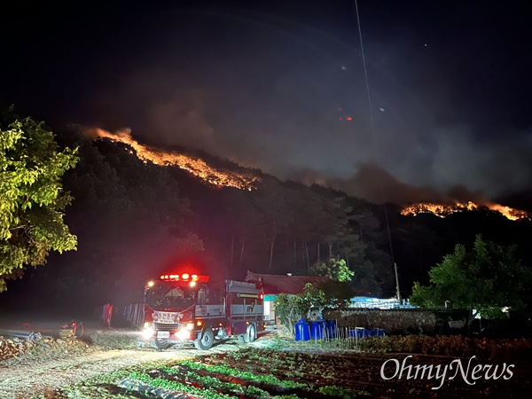 경북 울진에서 지난 28일 낮 12시쯤 산불이 발생해 소방당국이 이틀째 진화작업을 벌이고 있다.