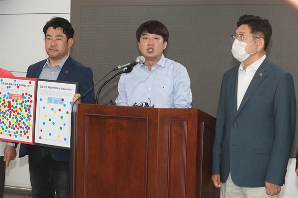 국민의힘 이준석 대표가 28일 오후 제주국제공항 도착층에서 기자회견을 열어 계양을에 출마한 더불어민주당 이재명 후보가 내놓은 김포공항 이전 공약에 대해 비판하고 있다. 2022.5.28