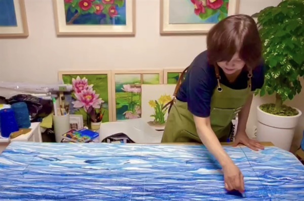 .타피스트리(Tapestry) 작품 '바다보다'의 밑그림을 제작하고 있는 고승현 작가