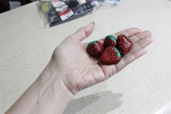 손에 얹을만큼 작은 돌멩이 딸기들
