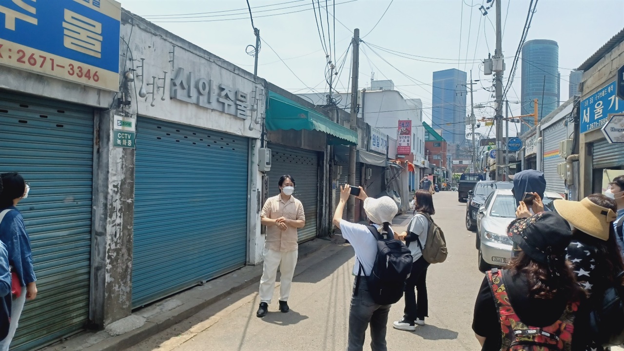 주물업체 간판 설명 예술가가 만든 주물업체 간판에 대해 설명. 주물 만드는 상징을 넣었다고 한다