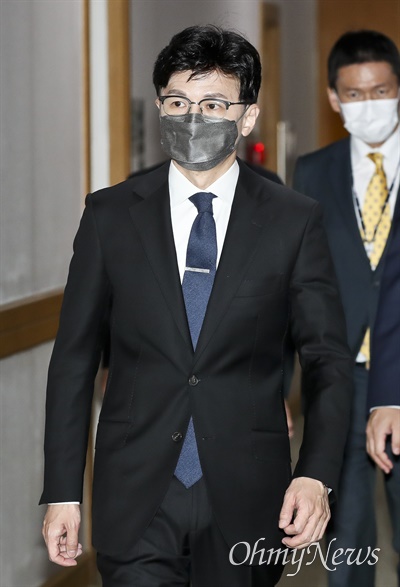 한동훈 법무부 장관이 지난달 30일 오전 서울 서초구 대법원에서 김명수 대법원장을 예방하기 위해 접견실로 들어서고 있다.