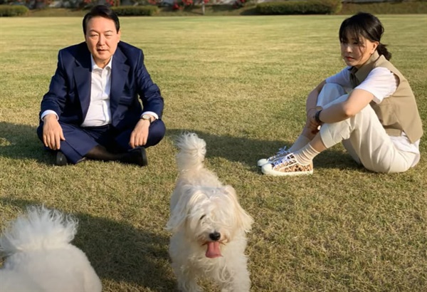  윤석열 대통령과 김건희 여사가 용산 대통령실 집무실에서 반려견과 함께 시간을 보내는 모습이 SNS를 통해 29일 공개됐다.