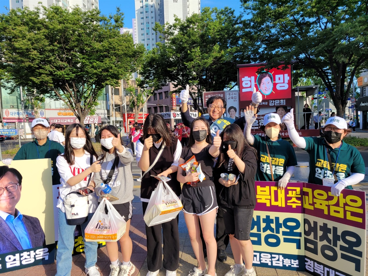 29일 대구 축구장 앞에서 열린 거리 유세 현장서 아이들에게 둘러싸인 엄창옥 후보. 