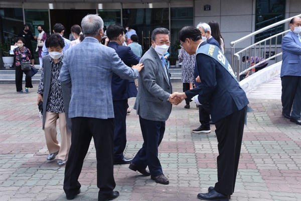 29일 대구 동구의 한 교회를 찾아 예배를 마치고 나오는 교인들을 향해 한표를 호소하고 있는 엄창옥 후보