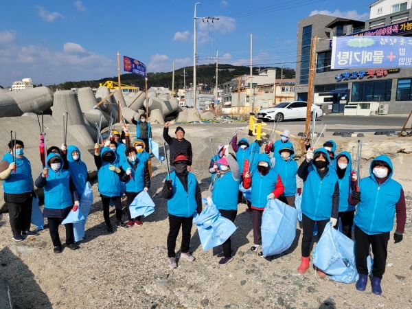 바닷가 정화활동을 하고 있는 울산 울주군 어업인단체 회원들