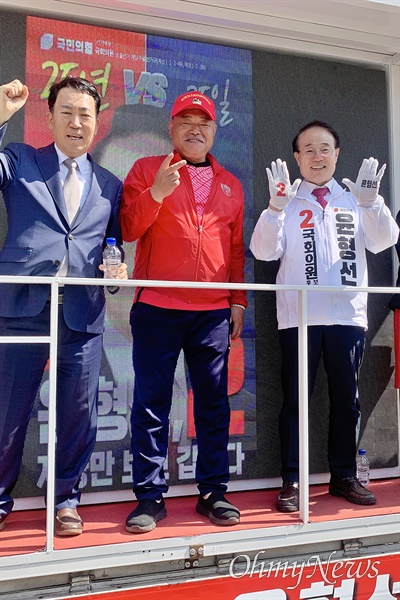 윤형선 국민의힘 후보(인천 계양을 국회의원 보궐선거), 가수 김흥국씨, 오성규 선대위원장(오른쪽부터)이 31일 오후 지지를 호소하고 있다.