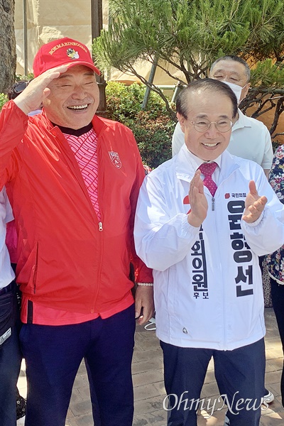 윤형선 국민의힘 후보(인천 계양을 국회의원 보궐선거)와 가수 김흥국씨가 31일 오후 지지를 호소하고 있다. 