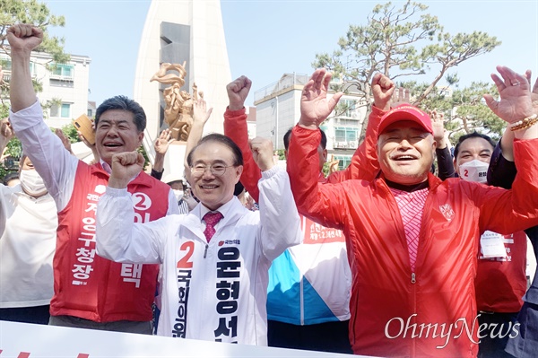  윤형선 국민의힘 후보(인천 계양을 국회의원 보궐선거)와 가수 김흥국씨가 31일 오후 지지를 호소하고 있다. 