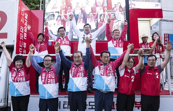 국민의힘 박형준 부산시장 후보가 30일과 31일 부산 전역을 돌며 막판 지지를 호소하고 있다. 