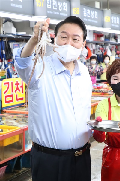 윤석열 대통령이 31일 부산 중구 자갈치 시장을 방문, 낙지를 들어보이고 있다. 2022.5.31