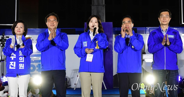 더불어민주당 박지현 상임선대위원장이 31일 서울 용산역광장에서 열린 송영길 서울시장 후보의 마지막 집중유세에서 지지를 호소하고 있다.