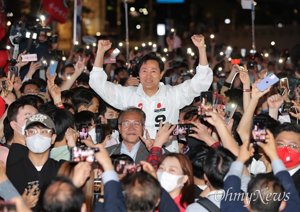 국민의힘 오세훈 서울시장 후보가 6·1 지방선거 공식 선거운동 마지막 날인 31일 저녁 서울 중구 청계광장에서 열린 유세에서 지지자에게 손들어 인사하고 있다. 
