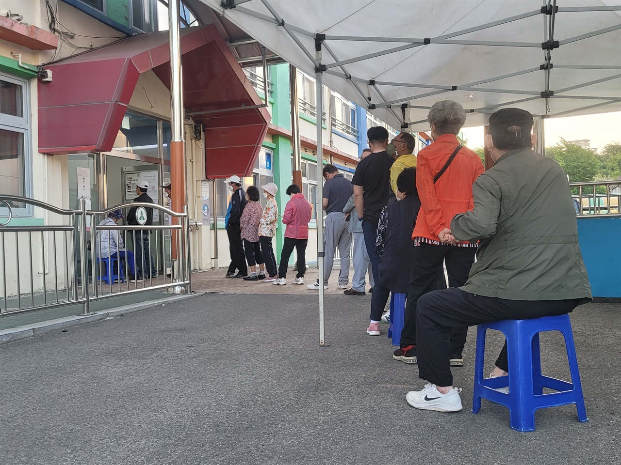 1일 홍남초등학교에 마련된 홍성읍 제7 투표소에는 이른 아침부터 유권자들이 모여들었다.