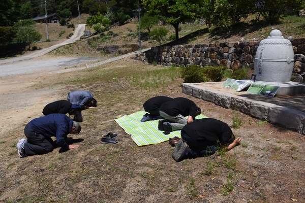  스님께 삼 배를 올리고 있다. 