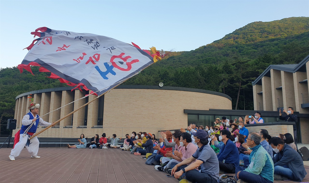 '남도 민주평화길' 연수 참가자들이 영광우도농악 공연을 보고 있다. 지난 5월 28일 원불교 영산성지에서다.