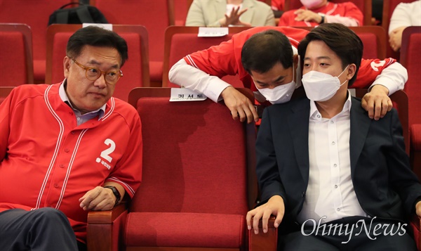 국민의힘 이준석 대표(오른쪽부터), 박대출 의원, 정진석 의원이 지난 1일 서울 여의도 국회도서관에 마련된 ‘국민의힘 제8회 지방선거 개표상황실’에서 이야기를 나누고 있다. 