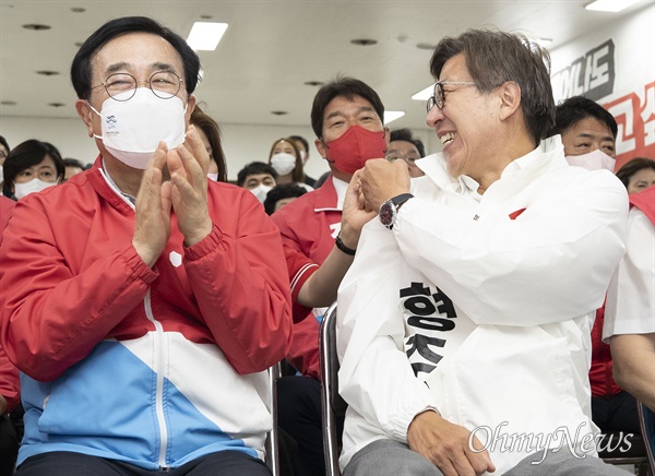 8회 전국동시지방선거 투표일인 1일 저녁 7시 30분 지상파 3사의 출구조사 결과가 발표되자 국민의힘 박형준 부산시장 후보가 환호하고 있다.