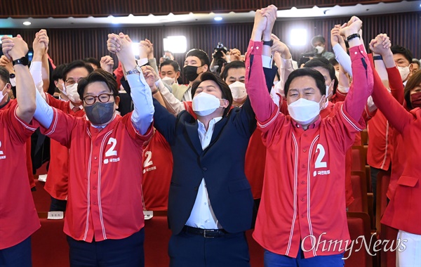 국민의힘 이준석 상임선대위원장과, 권성동·김기현 공동선대위원장, 의원들이 1일 서울 여의도 국회도서관에 마련된 ‘국민의힘 제8회 지방선거 개표상황실’에서 출구조사 결과발표 방송을 시청하며 환호하고 있다.