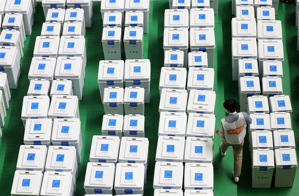  지난 2022년 6월 1일 제8회 전국동시지방선거일에 강원 춘천시 호반체육관에서 개표참관인이 투표함을 살피고 있다.