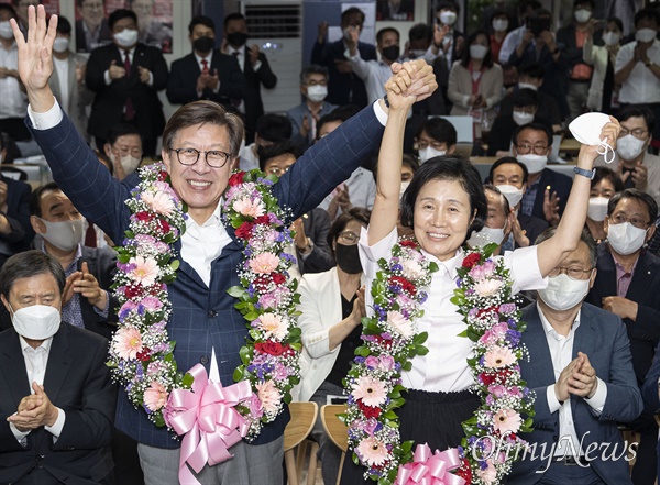 전국동시지방선거에 출마한 국민의힘 박형준 부산시장 후보가 1일 당선이 확실시되자 부산진구 선거사무소에서 부인 조현씨와 함께 지지자들의 환호를 받고 있다.