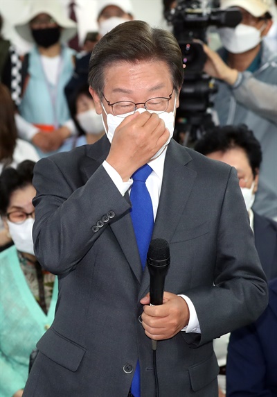 인천 계양을 국회의원 보궐선거에서 당선이 확실시된 더불어민주당 이재명 후보가 1일 오후 인천시 계양구 자신의 선거사무소에서 무거운 표정으로 인터뷰 전 마스크를 고쳐 쓰고 있다.