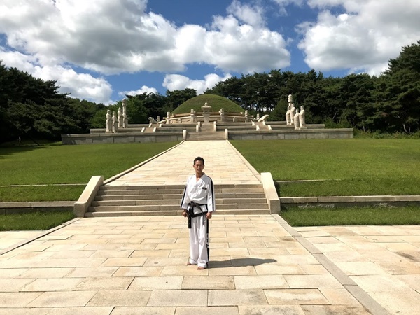 정순천 <문화유산 태권도> 저자가 유네스코 세계문화유산도시 개성 고려태조 왕건을에서 태권도복을 입고 태권도 공연을 진행하고 있다. 