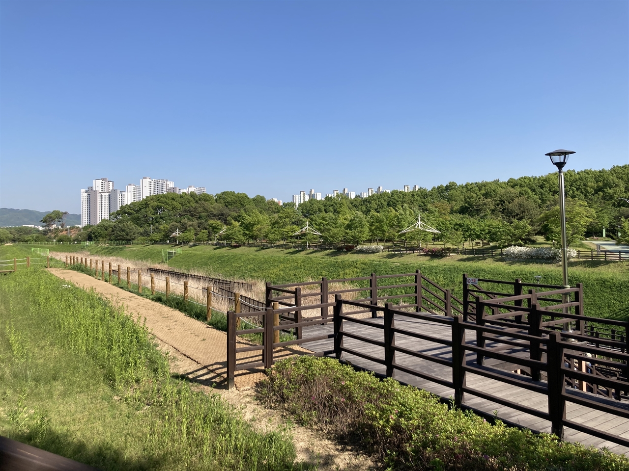  청주시는 총 사업비 151억 원을 들여 21만500㎡ 규모의 문암 매립장 부지에 3개 테마의 공원을 조성하였다.