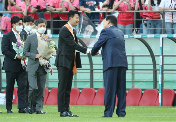 윤석열 대통령이 2일 오후 서울 마포구 서울월드컵경기장에서 아시아 선수 최초로 잉글랜드 프로축구 프리미어리그 득점왕에 오른 손흥민 선수에게 체육훈장 가운데 최고 등급인 청룡장을 수여한 뒤 축하해 주고 있다.