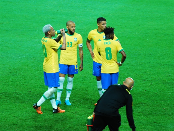 브라질 대표팀 경기가 중단된 사이 함께 모여 대화를 나누는 네이마르, 다니 알베스, 티아구 실바, 프레드