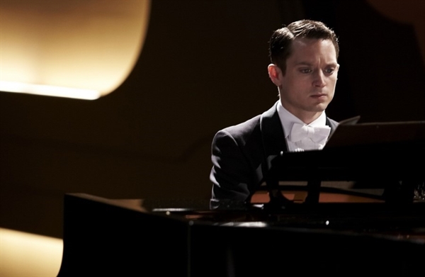  <반지의 제왕> 시리즈에서 프로도 베긴스 역으로 친숙한 일라이저 우드(Elijah Wood) 주연의 영화 <그랜드 피아노>의 한 장면. 