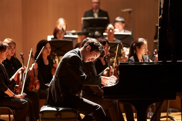 '그것만이 내 세상'의 한 장면. 서번트 증후군을 앓는 천재 피아니스트 배우 박정민이 피아노는 연주하고 있다. 