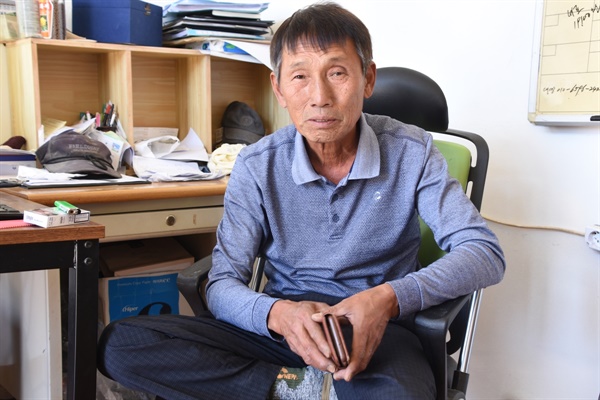 영주시 이산면 내성천변에서 육묘장을 하고 있는 김진창 농부. 그는 영주댐의 입지 자체가 잘못이라 했다.  