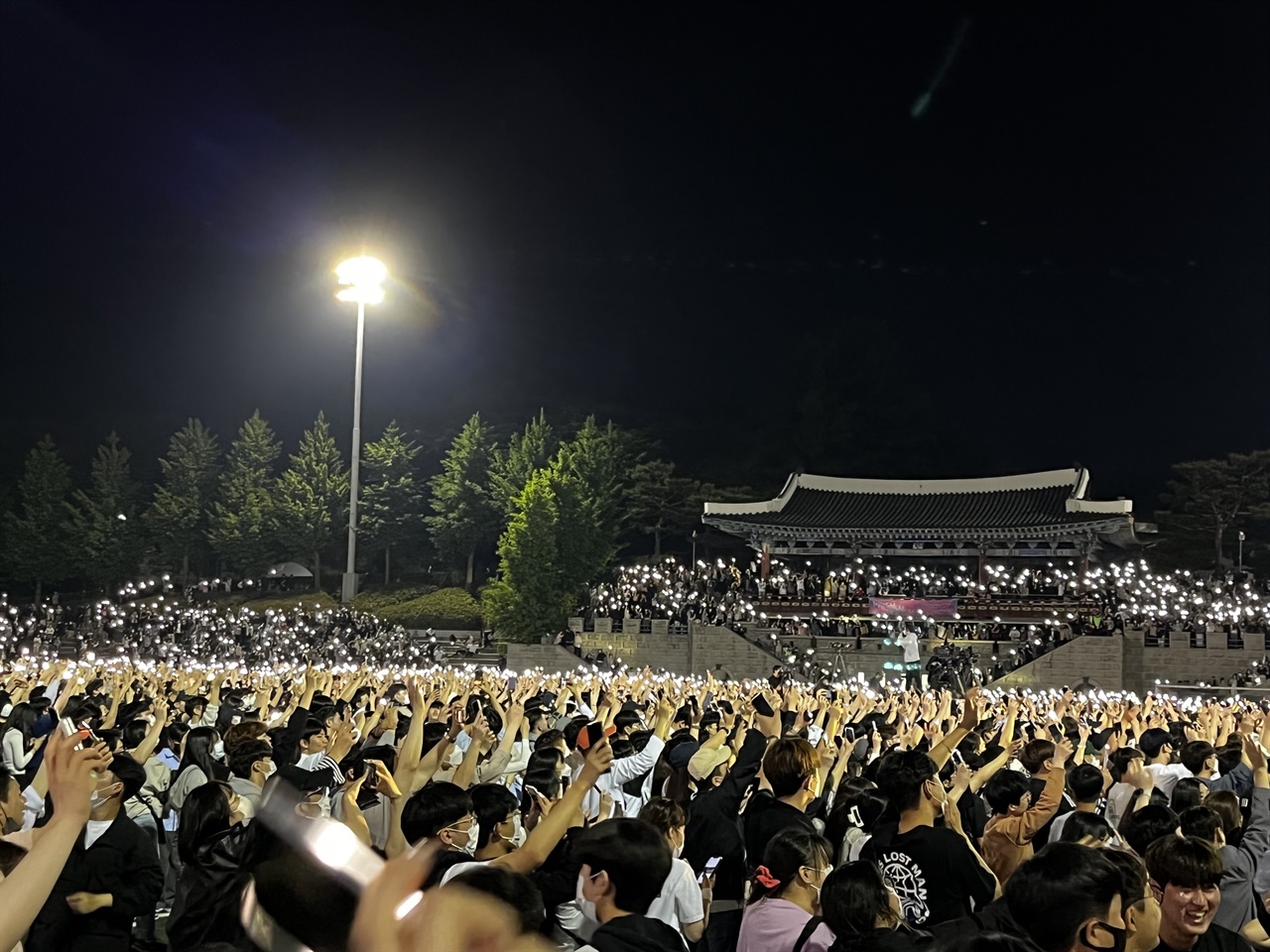 단국대학교 천안캠퍼스 축제 5월 19일 단국대학교 천안캠퍼스 축제에서 싸이가 공연을 하고있다.