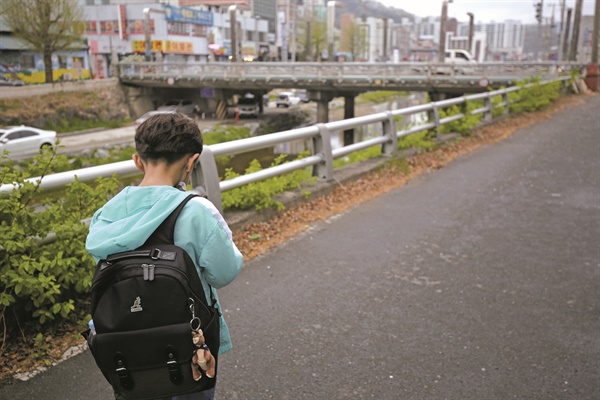  충북 옥천읍 죽향초등학교 인근 하굣길