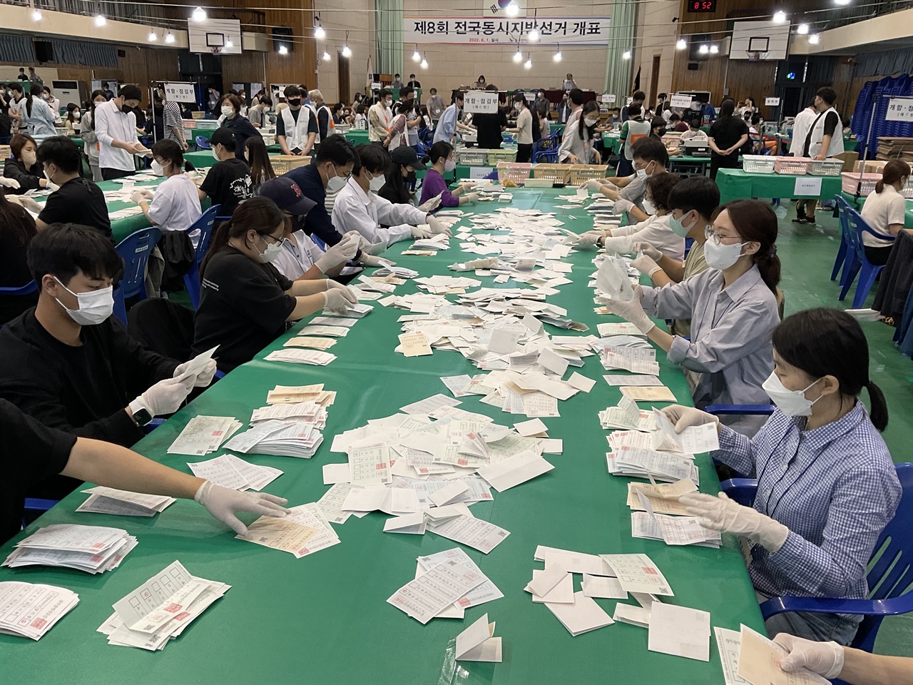 1일, 전남여자고등학교에서 6.1 지방선거 개표가 진행되고 있다.